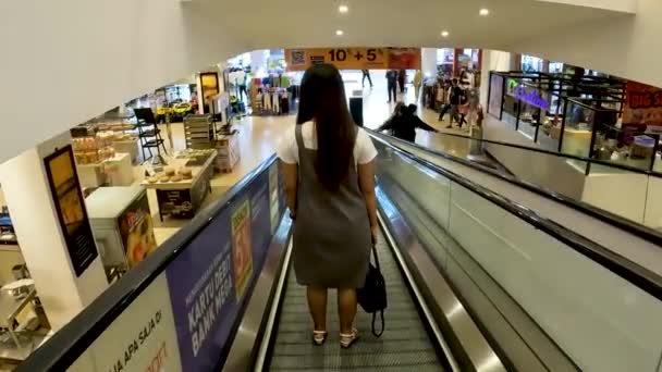 Азійська Жінка Використовує Ескалатор Торговому Центрі Джок Якарті Індонезія — стокове відео