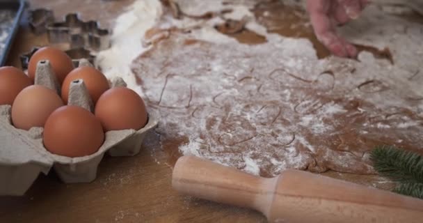 Крупним Планом Кухарська Рука Вибирає Тісто Печива Формах Простежених Різаком — стокове відео