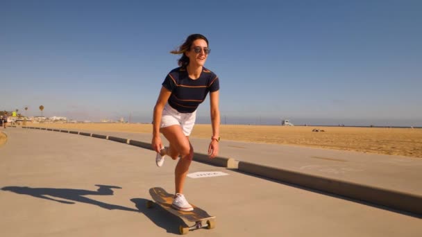 Happy Woman Riding Longboard Sunny Day Beach Promenade Front View — Vídeo de stock