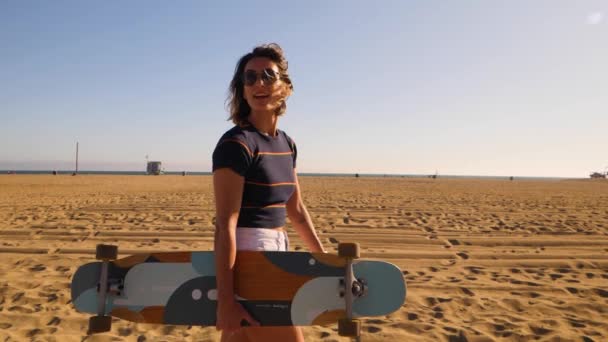 Side View Beautiful Woman Walking Skatepark Skateboard Hand Summer Medium — Stok video