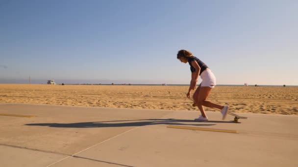 Athletic Woman Practicing Running Start Skateboarding Skatepark Desert Landscape Background — Stockvideo