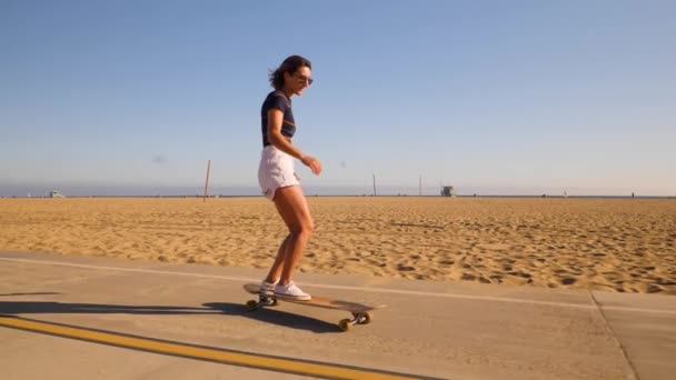 Молодая Активная Женщина Наслаждалась Ездой Танцами Скейтборде Летом Close — стоковое видео