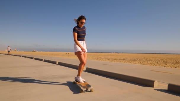 Casual Woman Longboarding Desert Background Riding Skateboard Wide Slow Motion — ストック動画