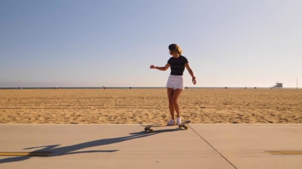 Cheerful Skater Woman Dancing While Riding Her Longboard Skateboard Desert — Stok video
