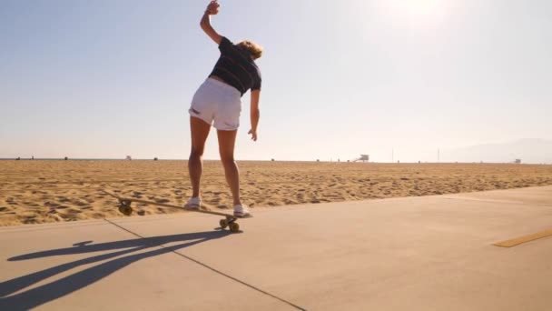 Вид Сзади Спортивную Женщину Скейтборде Скейтпарке Пустынном Ландшафте Широкая Замедленная — стоковое видео