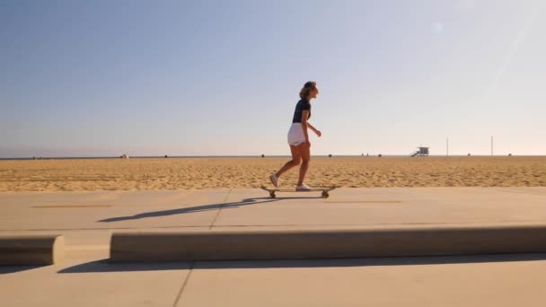 Ελκυστικό Κορίτσι Ιππασίας Longboard Ηλιόλουστο Καιρό Ευρεία Αργή Κίνηση — Αρχείο Βίντεο