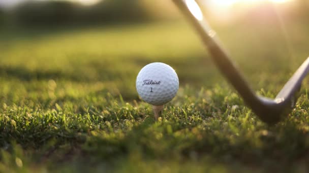 Titleister Golfball Wird Auf Golfplatz Driving Range Von Swinging Iron — Stockvideo