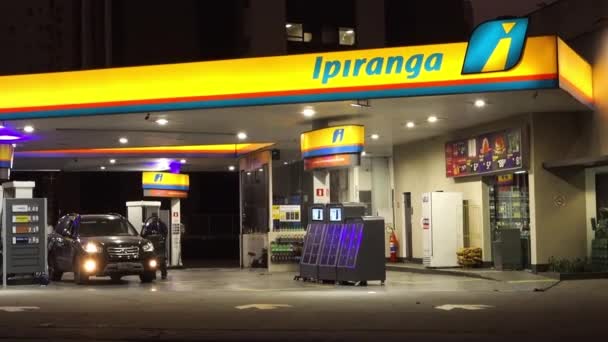 Бразильская Нефтяная Компания Заправка Ипиранга Ночью Энергетика Нефть — стоковое видео