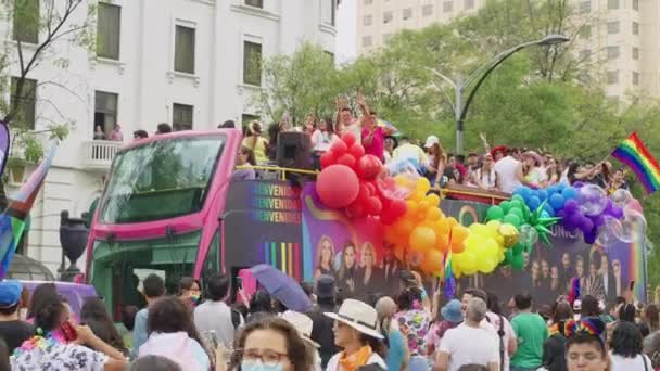 Autobús Con Globos Colores Arco Iris Pasando Multitudes Largo Del — Vídeo de stock