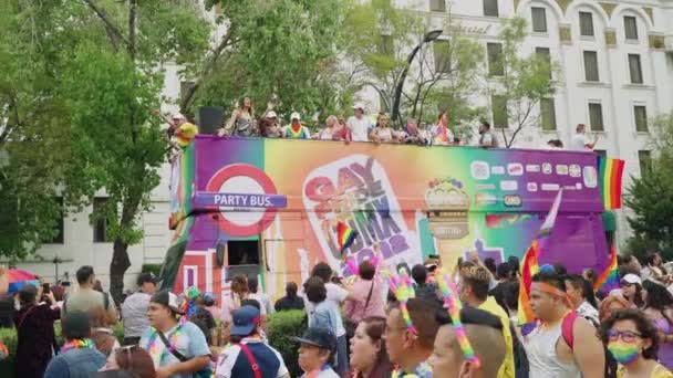 Bus Fête Portant Des Artistes Parade Fierté Passé Grande Foule — Video