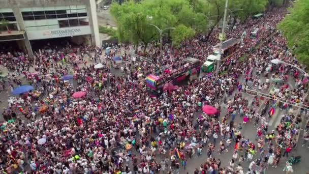 Flygfoto Över Pride Parade Buss Och Folkmassor Mexiko Promenader Längs — Stockvideo