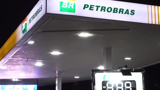 Brazilian Oil Company Gas Station Petrobras High Inflation Prices Night — 图库视频影像
