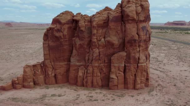 Eroded Rock Formation Cliff Road Southwest Desert Arizona Aerial — Vídeo de Stock