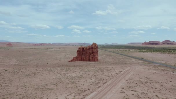 Standing Butte Rock Formation Navajo Nation Land Arizona Desert Aerial — Stockvideo