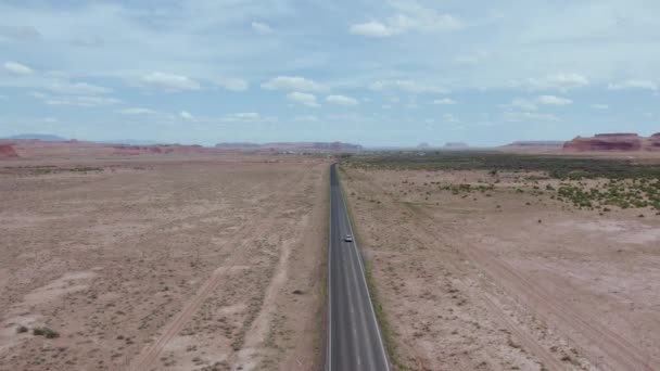 Car Traveling Navajo Reservation Desert Road Arizona Aerial — Vídeo de stock