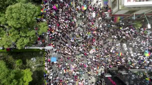 Cental Drone Shot Crowd Στην Παρέλαση Υπερηφάνειας Του Μεξικού — Αρχείο Βίντεο