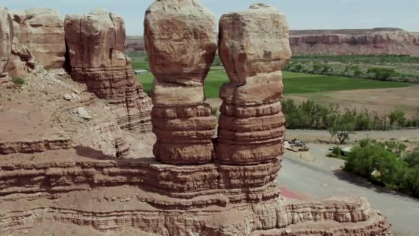 Symmetrical Pair Rock Formation Cliffs Utah Desert Moab Aerial — Stockvideo