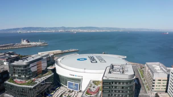 Descending Panning Aerial Shot Golden State Warriors Home Arena Chase — Stockvideo