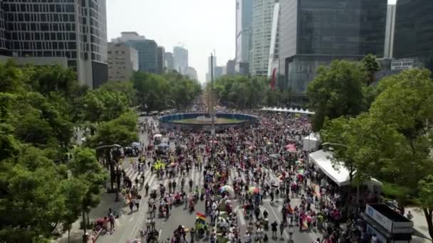 Backwards Drone Shot Crowd Gathered Celebrate Pride Parade Mexico City — Vídeo de stock