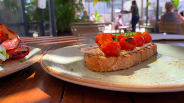 Délicieux Œufs Plat Benoît Petit Déjeuner Avec Bacon Croustillant Sauce — Video