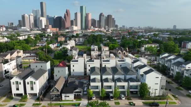 Moderna Nya Bostadsbyggande Bostäder Grannskap Med Houston Texas Skyline Avstånd — Stockvideo