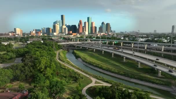 Houston Skyline Och Interstate Dramatiskt Gyllene Timmes Ljus Nedstigning Antenn — Stockvideo