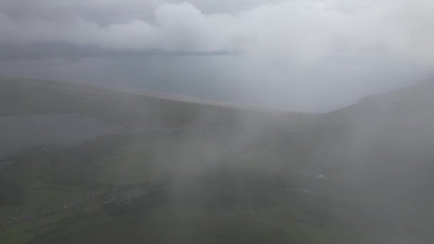Drone Onthullen Uitzicht Hoewel Wolken Inch Strand Dingle Zuidwest Atlantische — Stockvideo