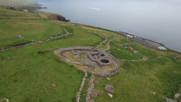 Fahan Beehive Huts Dingle Полуостров Ирландия Беспилотник Вид — стоковое видео