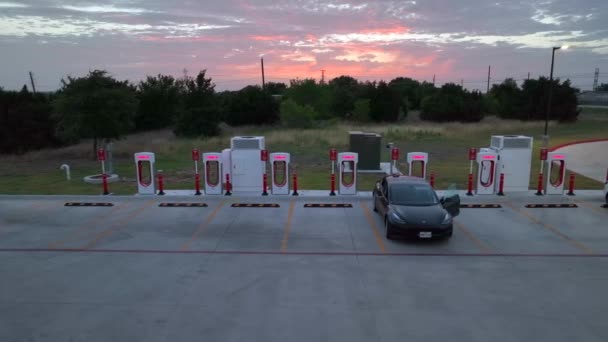 Tesla Elektromos Autók Supercharger Állomáson Drámai Távolban Légi Jármű Lövés — Stock videók