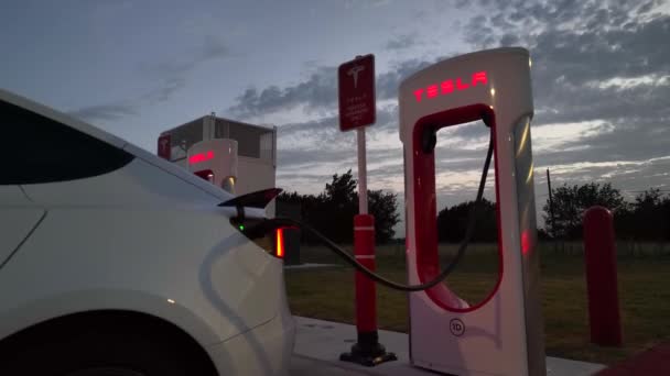 Tesla Υπερτροφοδότης Σταθμό Επαναφόρτιση Της Μπαταρίας Στο Ηλεκτρικό Αυτοκίνητο Λογότυπο — Αρχείο Βίντεο