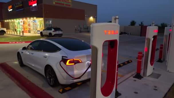 Tesla Supercharger Station Aerial Orbit Driver Waits Electric Vehicle Battery — Wideo stockowe