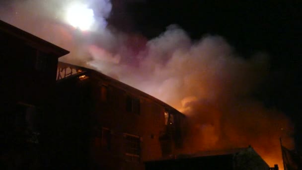 火焰中的房子夜间黑暗时间喷水灭火 — 图库视频影像
