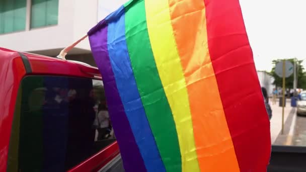 Lgbt Γκέι Λεσβιακή Σημαία Πολυμορφία Κυματίζει Van Έτοιμο Για Παρέλαση — Αρχείο Βίντεο
