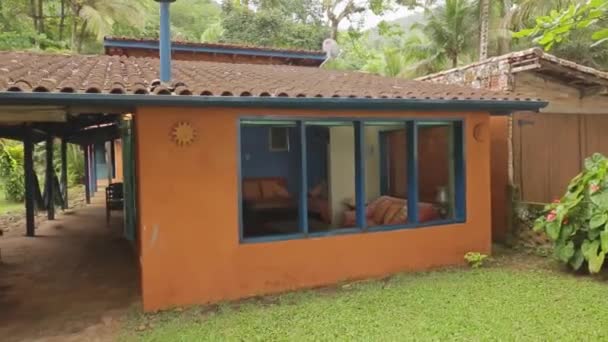 Zoom Bungalow Its Living Area Patio Lush Garden Ubatuba Brazil — Stock video