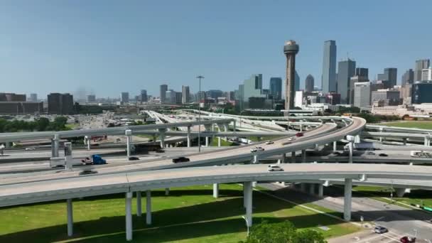 ダウンタウン周辺の州間高速道路のループ上のトラフィックを持つダラステキサススカイライン 青空と空中撮影 — ストック動画