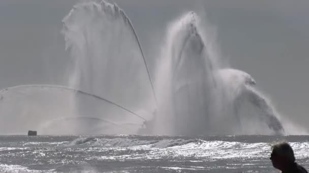 Американський Вогняний Човен Розливає Воду Узбережжі Сонячного Нью Йорка Сша — стокове відео