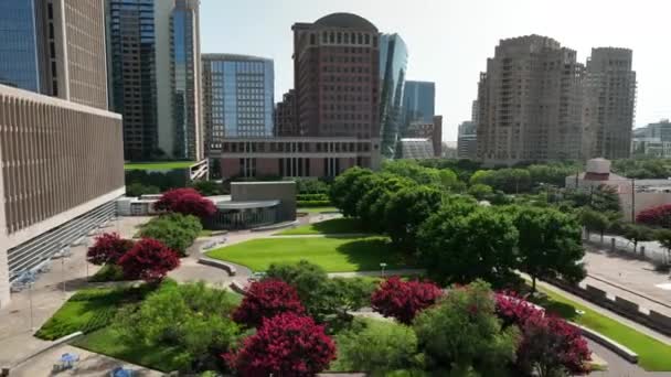 Ciudad Urbana Americana Con Parque Espacial Verde Árboles Con Flores — Vídeos de Stock