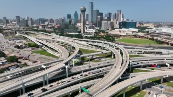 Commuter Traffic Entering Downtown Dallas Texas Urban City Usa Aerial — Stockvideo