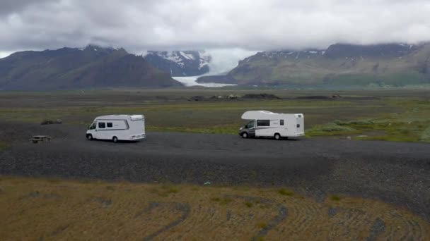 Islandia Glaciar Distancia Con Dos Vehículos Recreativos Primer Plano Con — Vídeos de Stock