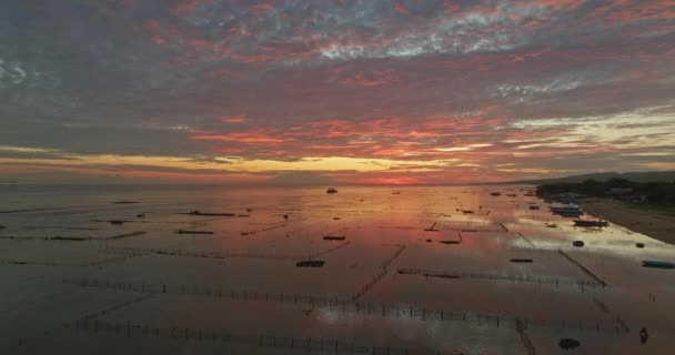 Membakar Awan Atas Perairan Pantai Dangkal Pulau Tropis Pertanian Rumput — Stok Video