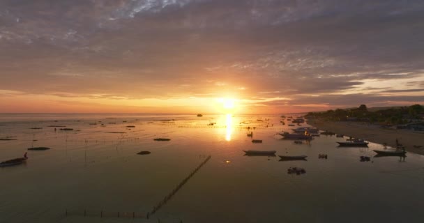 Sunrise Peaceful Beach Boats Moored Shallows Nusa Lembongan — Stockvideo
