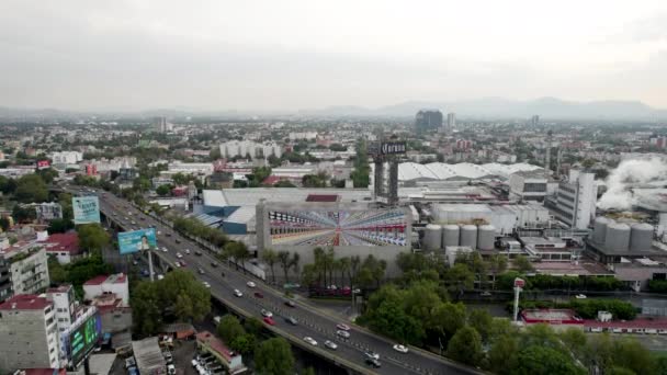 Hacia Atrás Drone Disparo Fábrica Cerveza Mañana Conmutar Tráfico Coches — Vídeo de stock