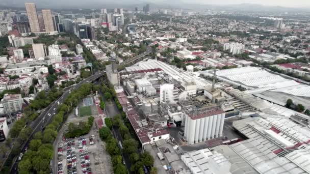 メキシコ市内の工業中心部でビール工場の回転ドローン撮影を行いました — ストック動画