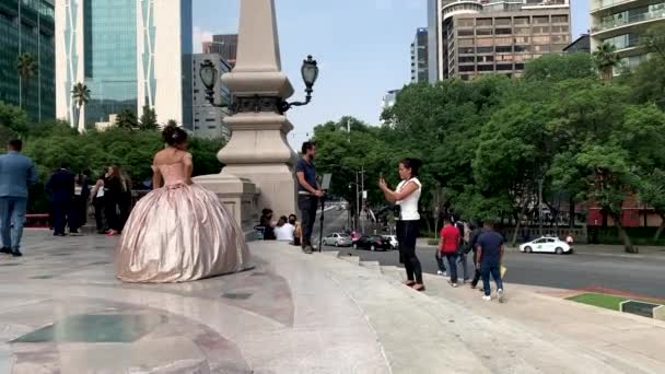 Ditembak Dari Quinceanera Dengan Pakaiannya Selama Sesi Foto Angel Independencia — Stok Video