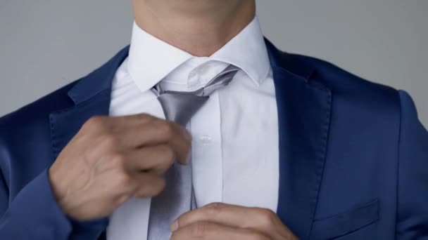 Běloch Dává Kravatu Bílou Límečkovou Košili Formální Oblečení — Stock video