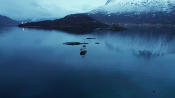 挪威峡湾内一艘挪威渔船的空中特写镜头 背景十分壮观 — 图库视频影像