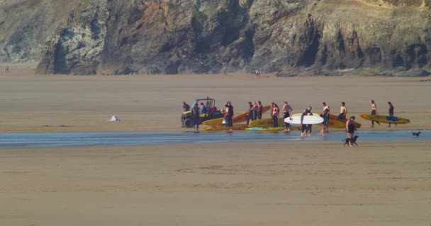 Grupp Räddningssurfare Med Surfbräda Och Fyrhjuling Samla Perranporth Beach Bred — Stockvideo