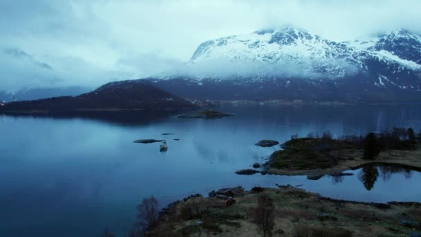 Luftfoto Norsk Fjord Vinteren Med Smuk Udsigt Lave Skyer Fiskerbåd – Stock-video