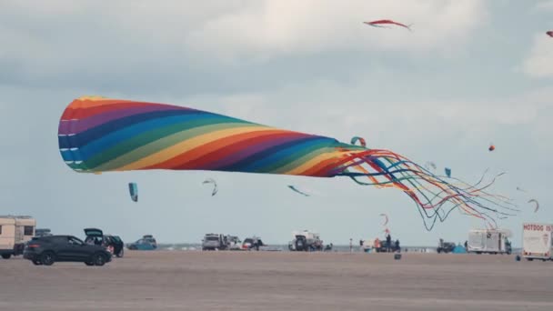 Festiwal Latawców Wyspie Romo Danii Obozowicze Przyczepy Zaparkowane Plaży Zwolnij — Wideo stockowe