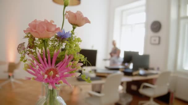 Man Woman Office Flowers Foreground — Stockvideo